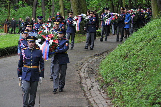 Průvod se smutečními věnci a květinami se vydal k památníku obětem komunismu