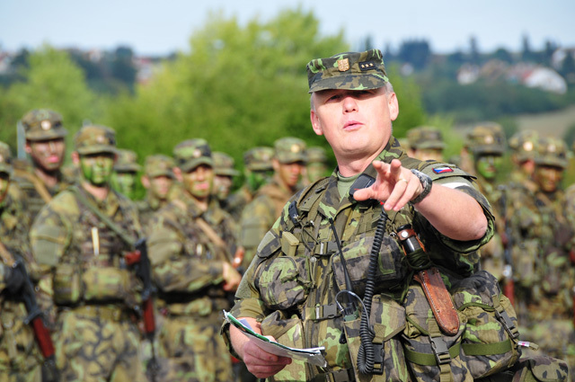 Plukovník Jaroslav Kozůbek udílí instrukce