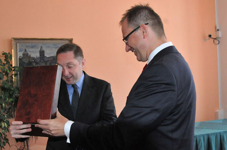 Vedoucí představitelé delegací si vyměnili upomínkové předměty (1)