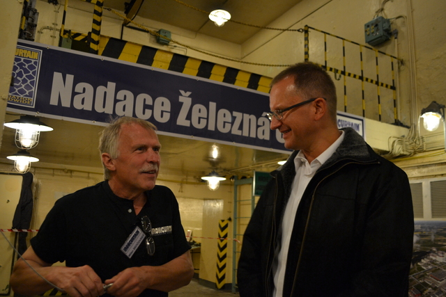 1. NMO Daniel Koštoval (vpravo) v rozhovoru s Milanem Skočovským