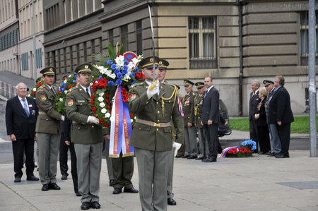 Zahájení pietní vzpomínky na pražském Vítězném náměstí