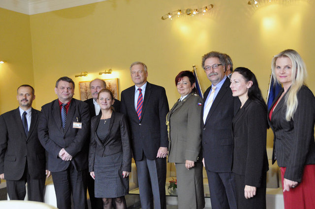 Společná fotografie účastníků neformálního setkání na Ministerstvu obrany ČR (2)