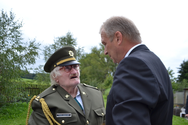 Ta uniforma je pravá? - ujišťuje se Pavel Landovský