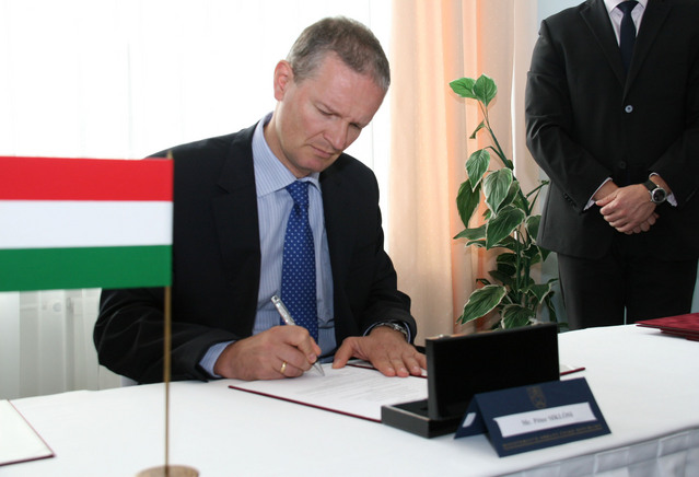 Náměstek ministra obrany Maďarské republiky pro obrannou politiku Péter  Siklósi podepisuje dokument o přístupu Maďarska k MATC Letter of Intent