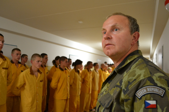 Velitel čety prvních ročníků nadporučík Luboš Kuběnka při večerním nástupu