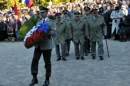 Čeští váleční veteráni, z nichž mnozí prošli Dukelským průsmykem před 69. lety