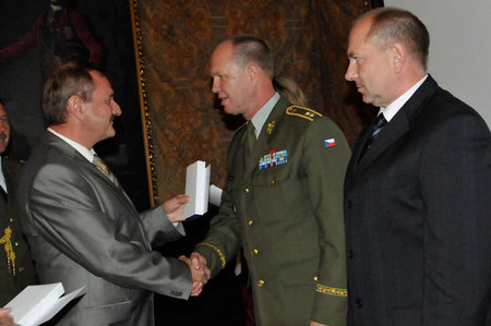 Pamětní odznak pozorovatelů předal VIP hostům generálům Josefu Prokšovi a Josefu Sedlákovi místopředseda SVV Ladislav Sornas (vlevo)