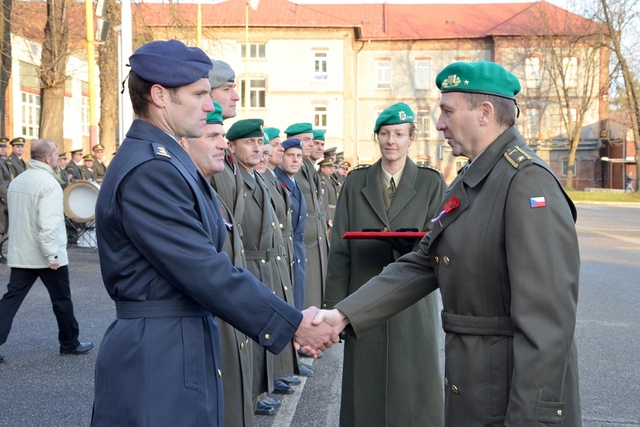 Rektor-velitel Univerzity obrany brig.gen. prof. Bohuslav Přikryl blahopřeje oceněným vojákům