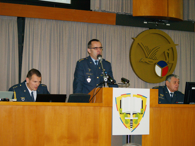 Prorektor pro vnitřní řízení plukovník gšt. Miloslav Bauer v zastoupení za rektora-velitele UO pozdravil přítomné