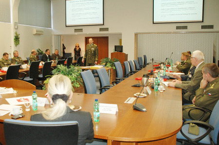 Nové studijní programy splňují požadavky resortu, řekl ministr Picek na Univerzitě obrany