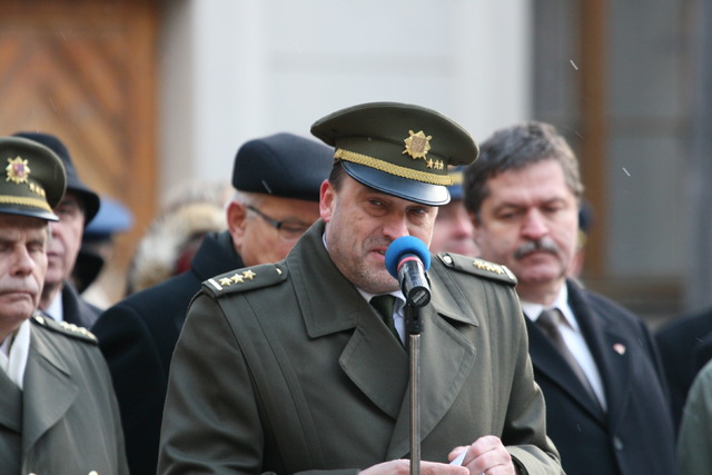 Ředitel VHÚ plukovník Aleš Knížek představil veřejnosti publikaci Vojenského historického ústavu „Stráž na Hradě pražském“