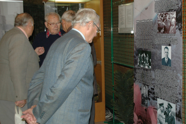 Výstavu „Nejdelší noc – 21. 8. 1968“ lze nyní shlédnout ve foyer Fakulty ekonomiky a managementu UO