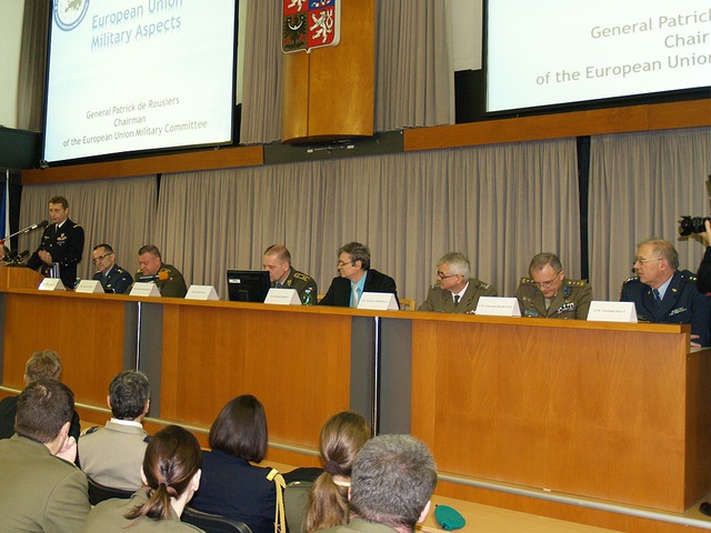 Armádní generál Patrick de Rousiers během přednášky