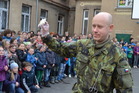 Děti se o nálezu přesvědčují na vlastní oči