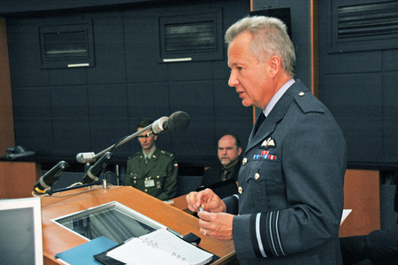 Maršál letectva sir Christopher Harper přednášel na Univerzitě obrany