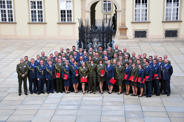 Absolventi KVD na nádvoří Nové radnice