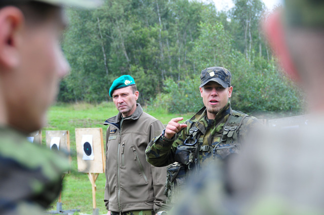 Rektor-velitel brigádní generál Bohuslav Přikryl přihlíží nácviku střelby