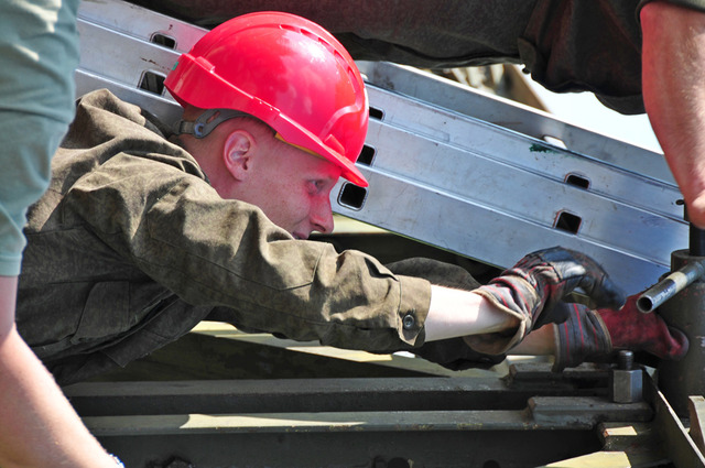 Absolvent UO Jan Holub při montáži konstrukce