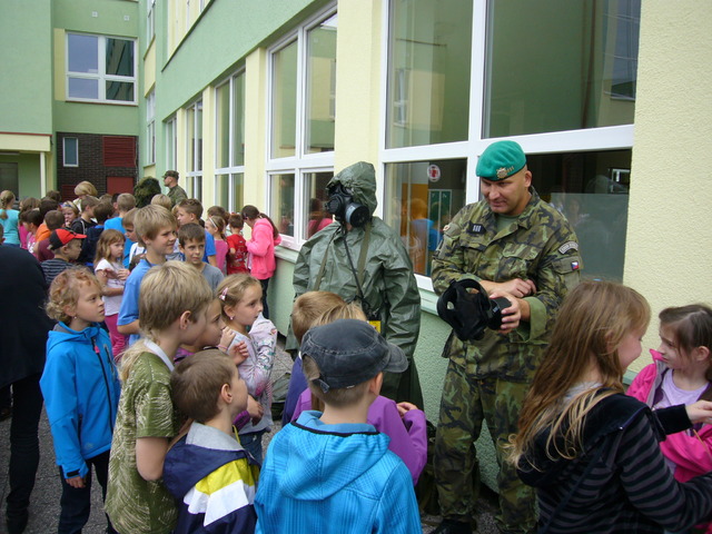 Ochranné prostředky si po programu mohly prohlédnout i nejmenší děti 