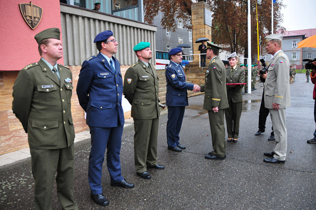 Předávání pamětních odznaků