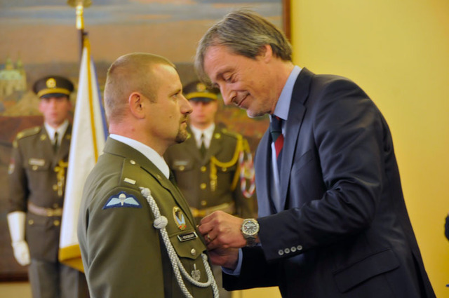 Záslužný kříž ministra obrany ČR III. stupně připíná ministr Martin Stropnický rotmistru Liboru Novobilskému