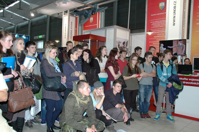 Středoškoláci sledují akční ukázky v podání studentů UO