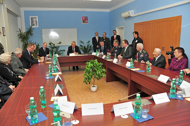 Účastníci setkání prezidenta republiky s válečnými veterány