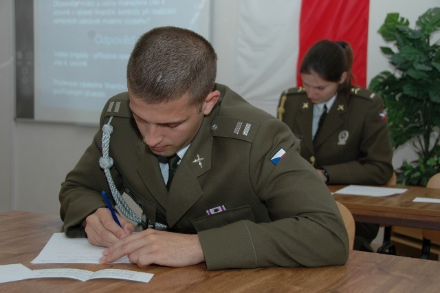 Studenti se připravují na zkoušku