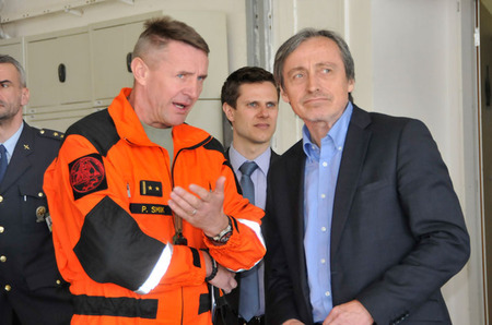 Velitel 243. vrtulníkové letky pplk. Peter Smik připravuje ministra obrany k letové ukázce