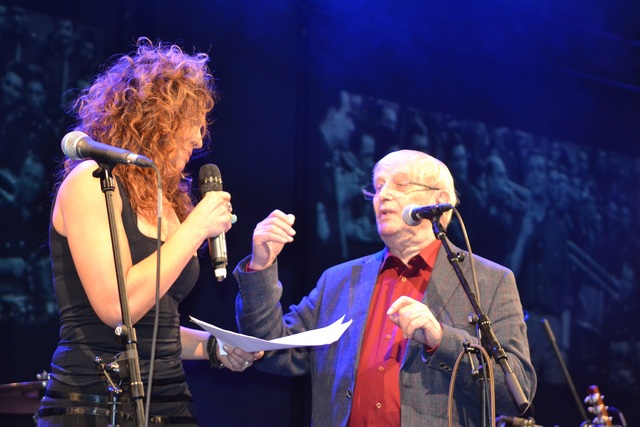 Moderátorka večera Eva Jeníčková a Jiří Suchý