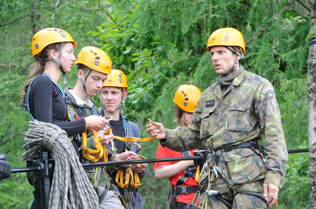 Poučení od lezce - profesionála před jednou z nejnáročnějších disciplín, slaňování z Jindřichovy skály