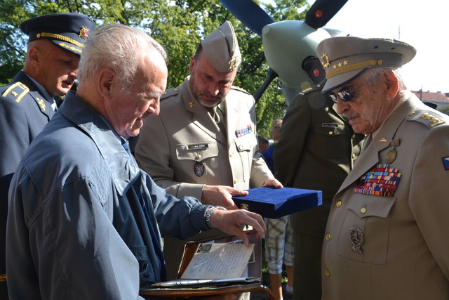 Ředitel Vojenského historického ústavu Praha plukovník Aleš Knížek (uprostřed) v rozhovoru s pamětníky
