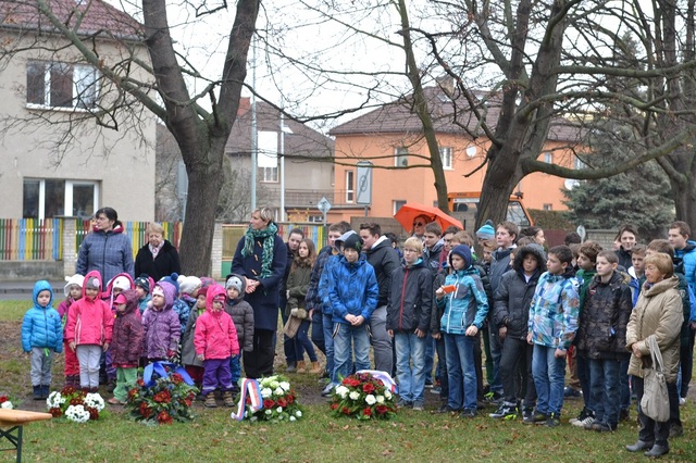 Uctít památku přišly i děti ze základní a mateřské školy z pražského Suchdola