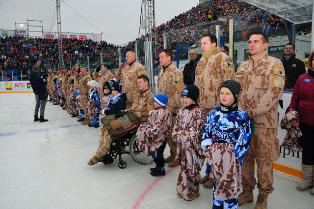 Váleční veteráni během pocty před nedělním zápasem Kometa Brno - Škoda Plzeň