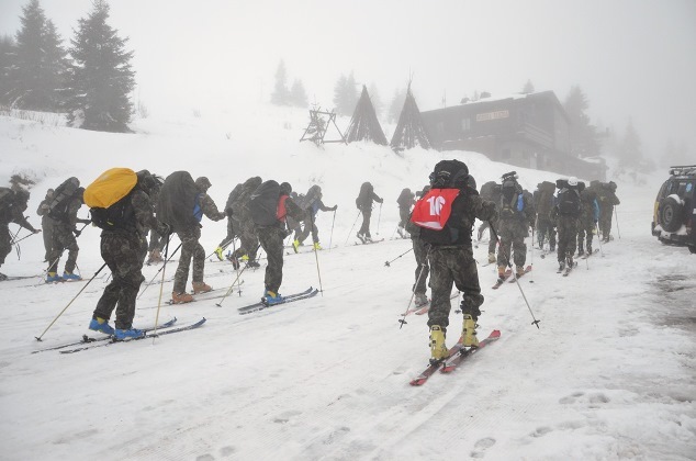 Vojáky na přesunu doprovázel vydatný déšť