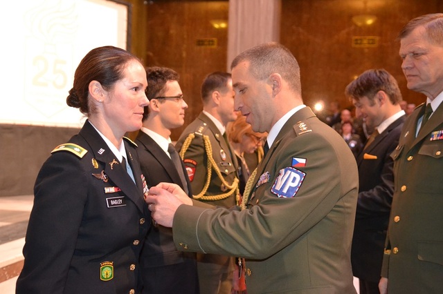 Náčelník VP plk. Pavel Kříž uděluje Kříže a Medaile Vojenské policie