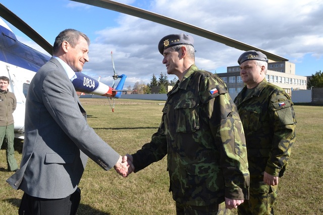 Ve Štěpánově uvítal ministra obrany Martina Stropnického plk. gšt. Jaroslav Trakal, ředitel Agentury logistiky