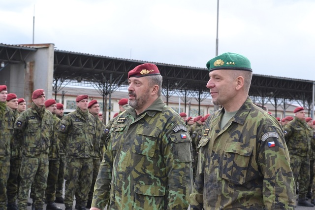 První zástupce náčelníka GŠ AČR generálporučík Jiří Baloun a jeden z bývalých velitelů brigády generálmajor Aleš Opata (vlevo).