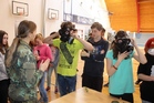 Ochrannou masku si vyzkoušela řada žáků, ale do ochranného převleku se moc nehrnuli