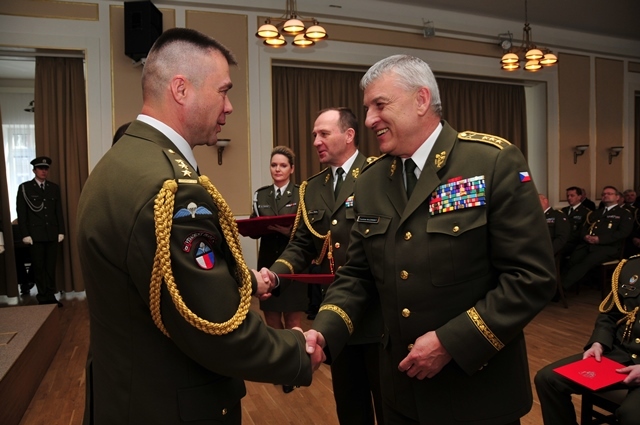 Předání absolventského diplomu