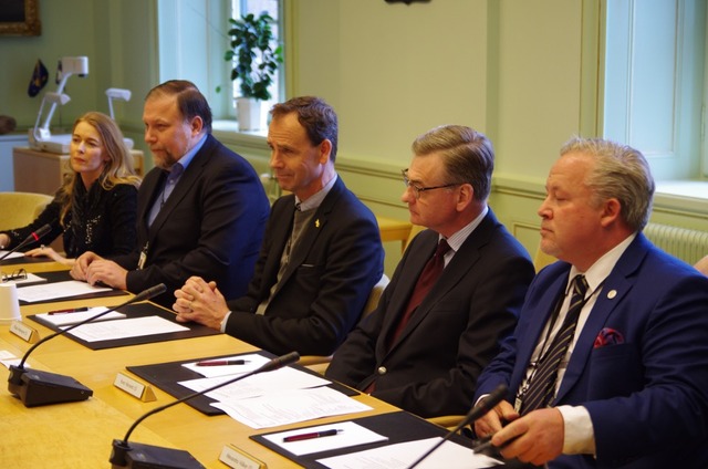 Předseda výboru pro obranu Allan Widman (uprostřed) a další švédští poslanci