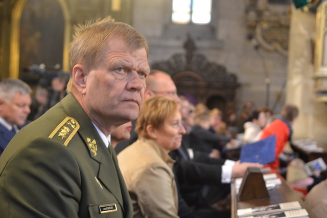 Slavnostního obřadu biskupského svěcení se zúčastnil náčelník GŠ AČR generálporučík Josef Bečvář