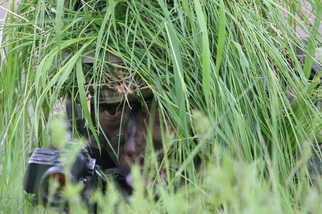 Splynutí s přírodou slouží nejen k překvapení nepřítele, ale i ochraně vojáka