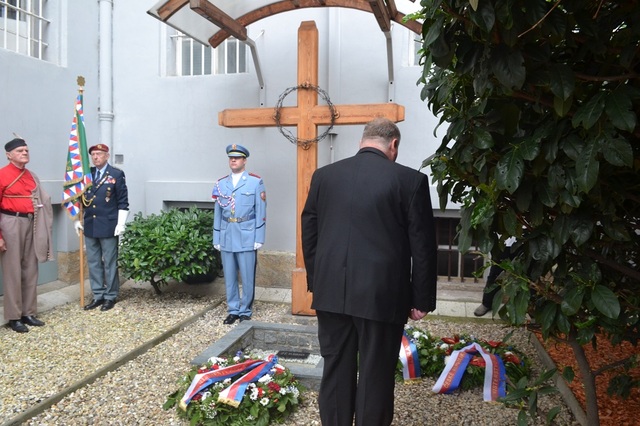 Náměstek Antonín Rada skládá poklonu Miladě Horákové