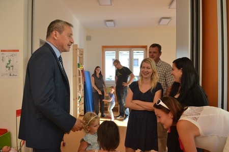 Ministr obrany Martin Stropnický v rozhovoru s rodiči dětí