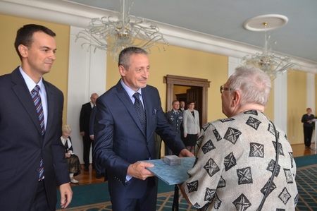Ministr obrany předává účastníkům 3. odboje ocenění za účast v odboji a odporu proti komunismu
