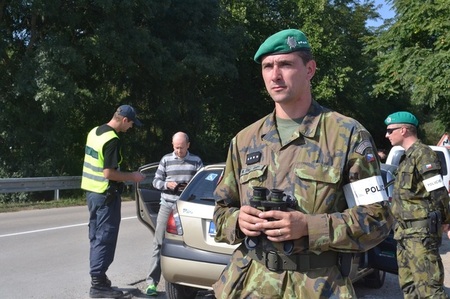 Vojáci 7. mechanizované brigády spolu s policií a celníky při součinnostním cvičení prověřovali připravenost na migraci