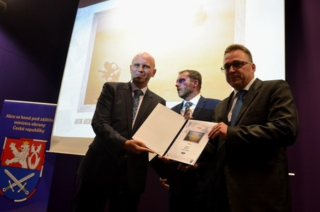 Dva certifikáty majitelům vydraženým fotografiím předává Jan Pejšek (vlevo), ředitel odboru komunikace Ministerstva obrany ČR