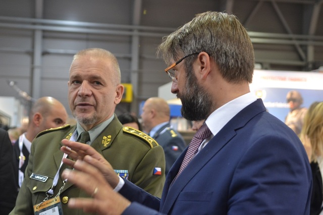 1. zástupce NGŠ AČR generálporučík Jiří Baloun v rozhovoru s náměstkem MO Jakubem Landovským