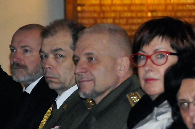 Ministra obrany zastupovala na koncertě náměstkyně pro řízení sekce právní MO Alena Netolická. Na snímku spolu s prvním zástupcem náčelníka GŠ AČR generálporučíkem Jiřím Balounem, ředitelem odboru pro válečné veterány MO plk.gšt. Eduardem Stehlíkem a ředitelem VOLAREZA Praha Václavem Studeným